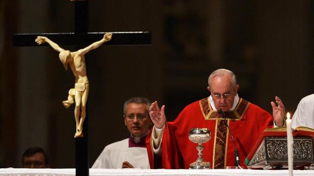 Papa Francisco oficia la Vigilia Pascual en el Vaticano