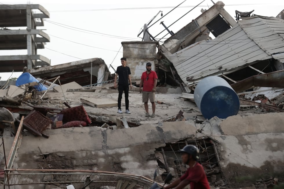 Residentes observan los destrozos causados en uno de los edificios dañados por los terremotos, en la localidad de Catia La Mar, en el estado costero de La Guaira (Venezuela) este jueves. EFE/ Ronald Pena R.