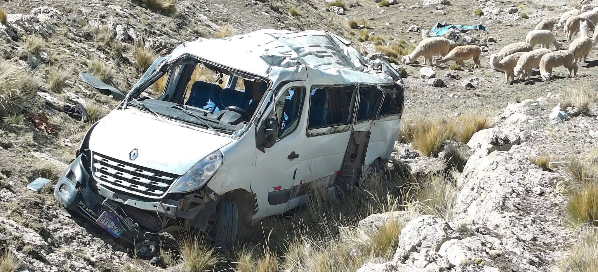 Yauyos-Chupaca: combi cae a un abismo y deja tres fallecidos y varios heridos