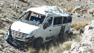 Junín: tres muertos y varios heridos tras caída de combi a abismo en carretera Yauyos-Chupaca