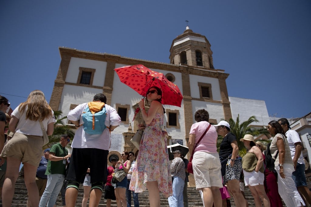 La Organización Meteorológica Mundial advierte que el calor extremo se volverá más frecuente por el cambio climático, calificándolo como un “asesino silencioso” que requiere planes de acción para salvar vidas. (Foto: AFP)