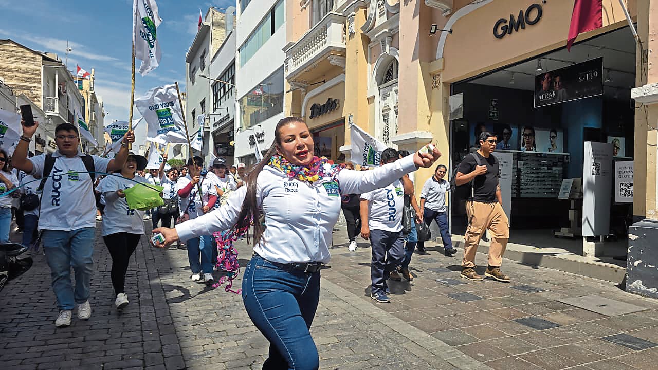 Ruccy Oscco, alcaldesa de Arequipa con licencia, presentó su candidatura en la Plaza de Armas