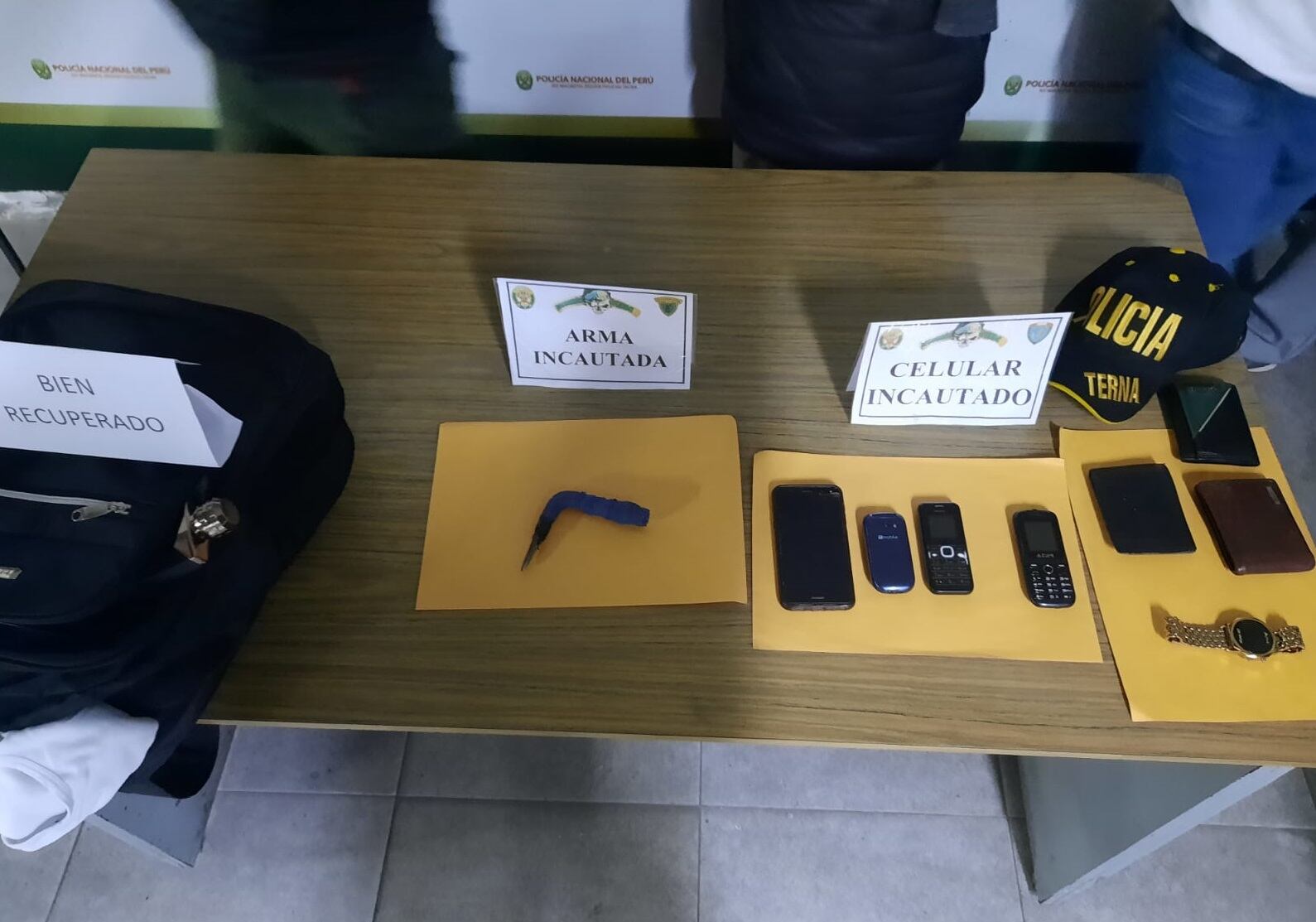 Policías recuperaron un bolso con bienes de la víctima, también hallaron un instrumento delictivo y otros