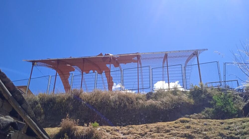 Techo de coliseo se vio afectado por vientos fuertes.