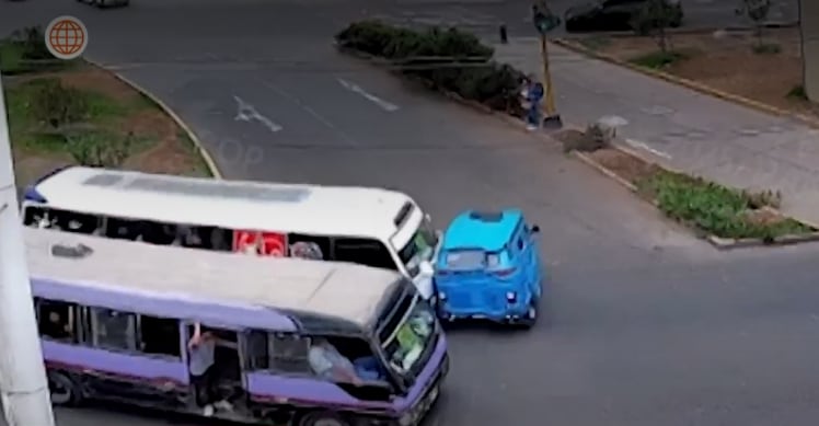 El accidente ocurrió en el cruce de Próceres de la Independencia con San Hilarión Oeste. Cámaras de seguridad evidencian que el bus no respetó la luz roja. (Captura de América Noticias)