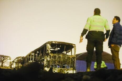 Puente Piedra: incendio destruye cinco buses en medio de sospechas de extorsión (GALERÍA)