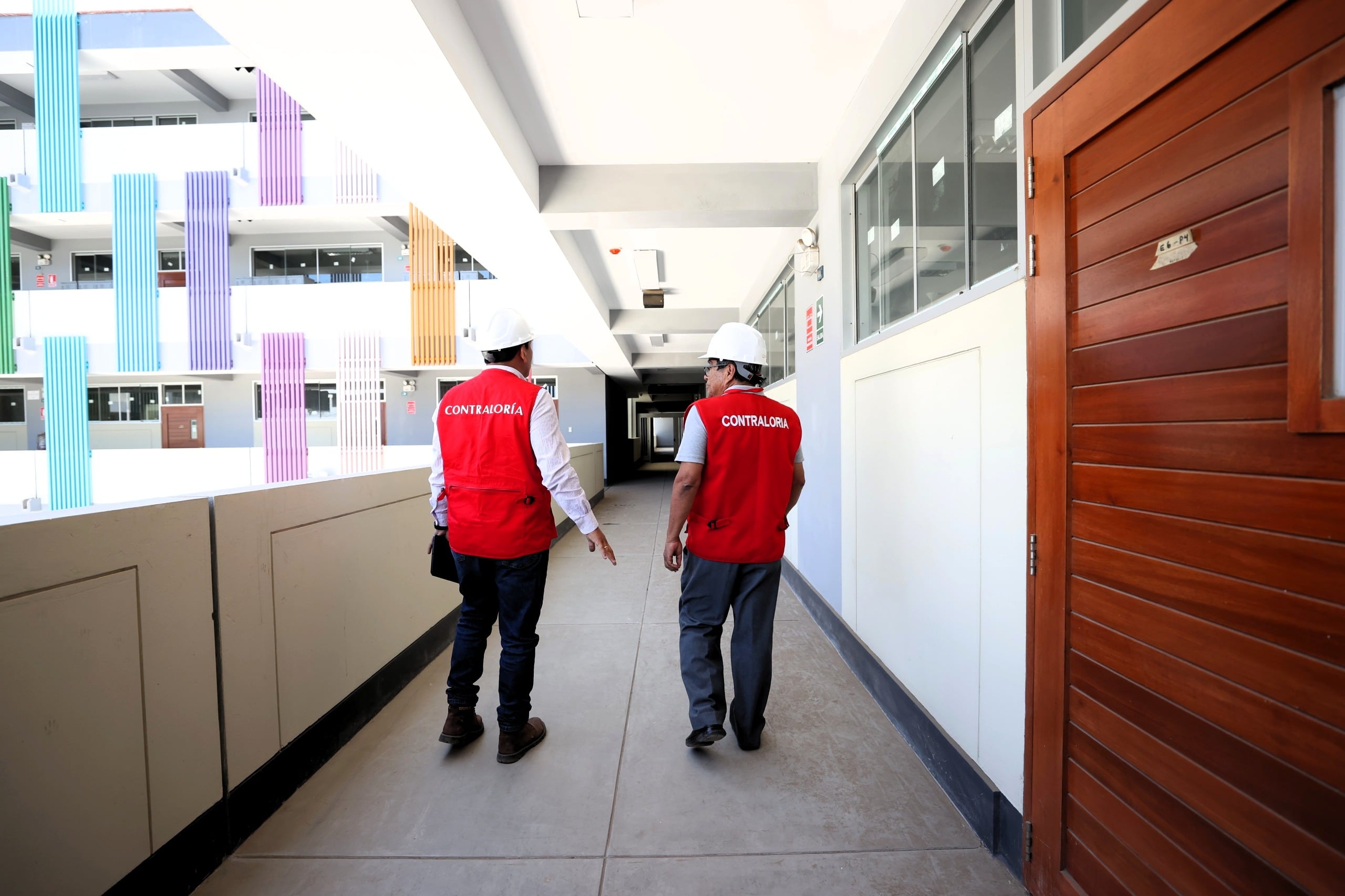 Contraloría inspeccionó colegio que aún no puede ser usado.