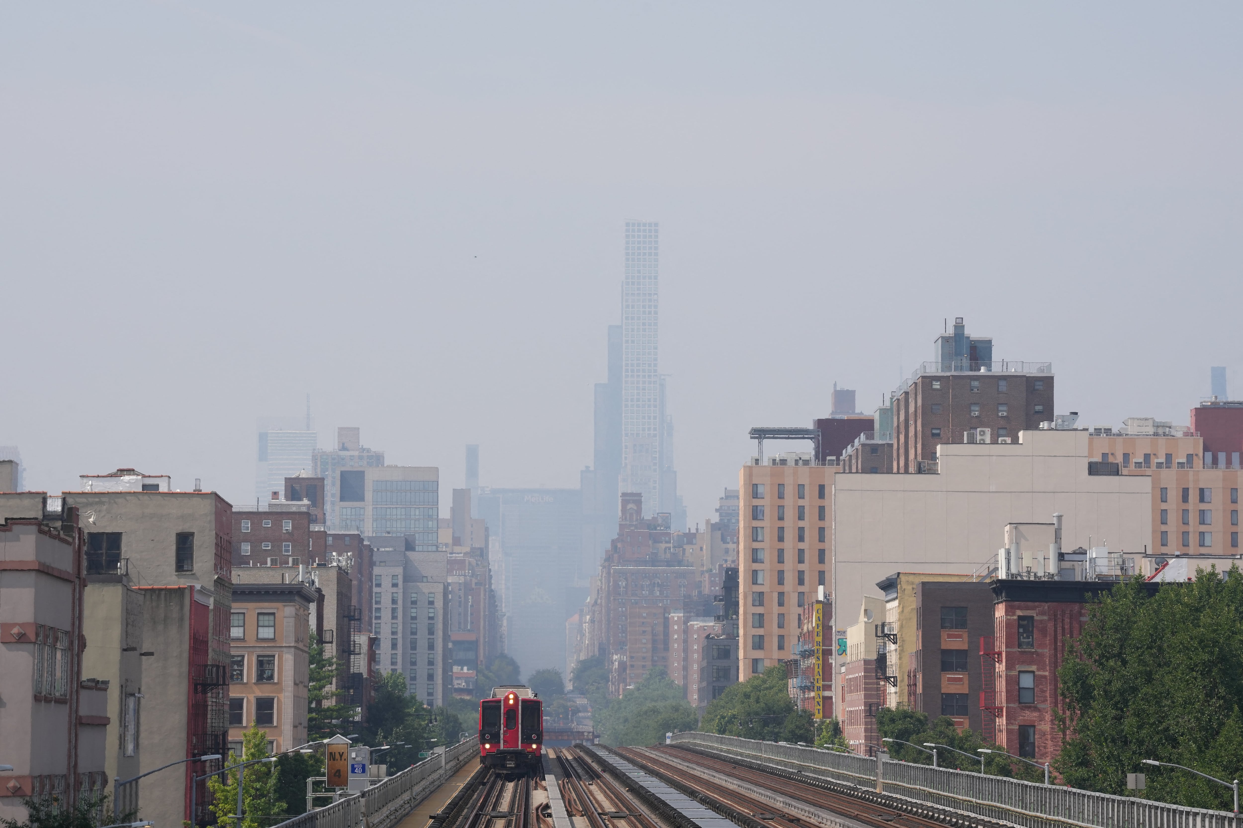 Humo en el cielo de Nueva York este 17 de julio 2026. El horizonte de Manhattan quedó oculto por una densa neblina. Photo by TIMOTHY A. CLARY / AFP)