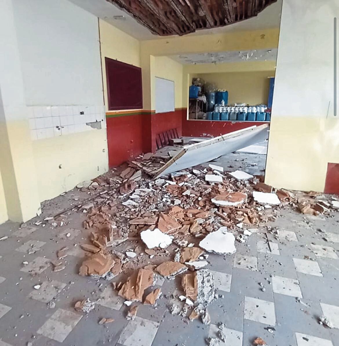 Desprendimiento de material en el colegio. Foto: GEC.