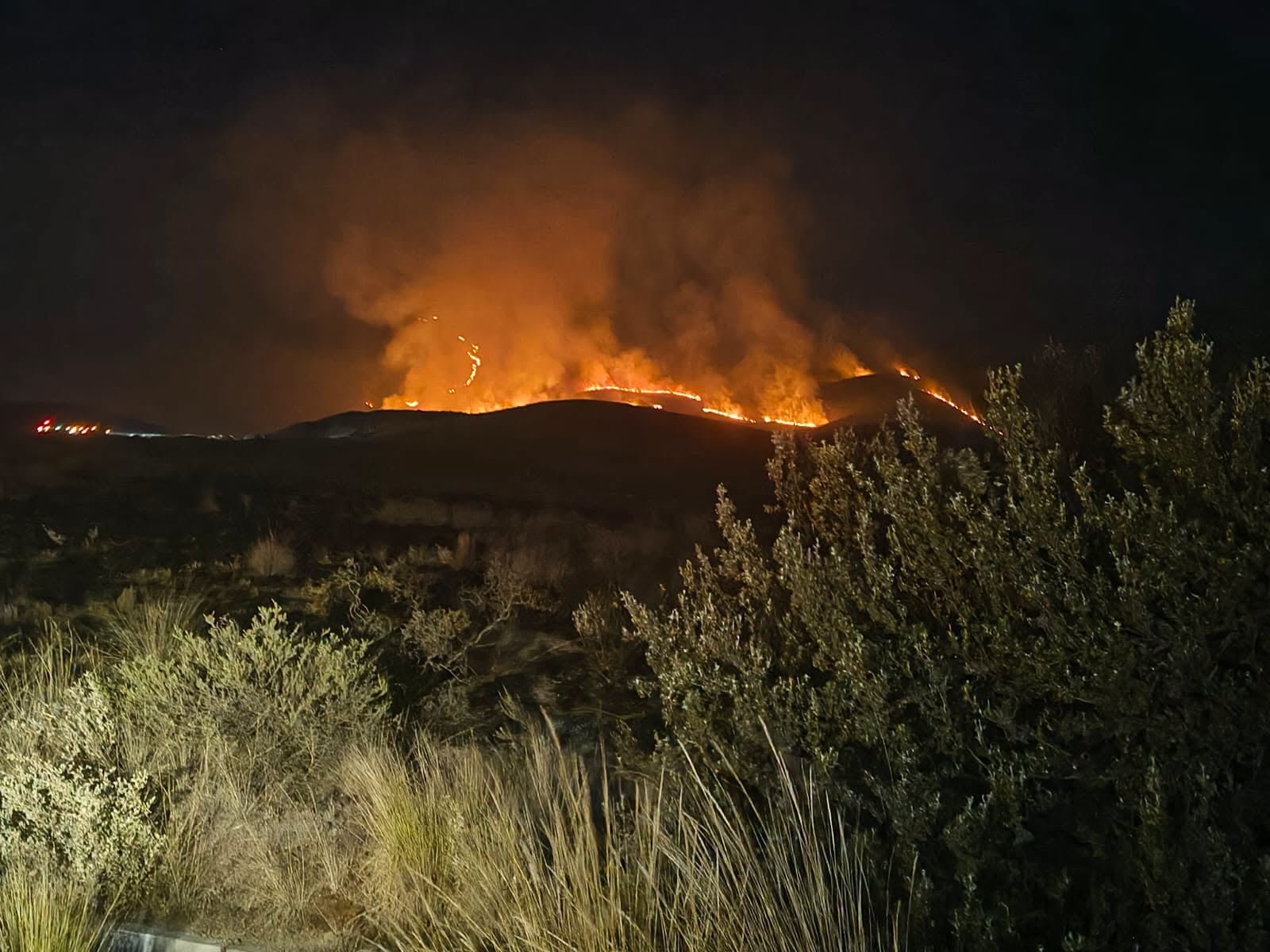 El COER confirmó que el incendio en Yura fue provocado por la quema de llantas (Foto: Municipalidad de Arequipa)