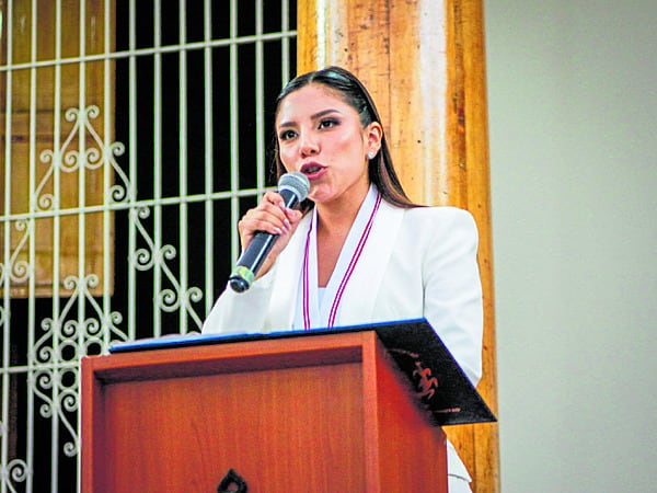 Presidenta de la Mesa Directiva, Leyla Espir, dijo que citarán a sesión a 17 funcionarios. Lorena Carranza, en tanto, pedirá acuerdo para destituir a gerentes.