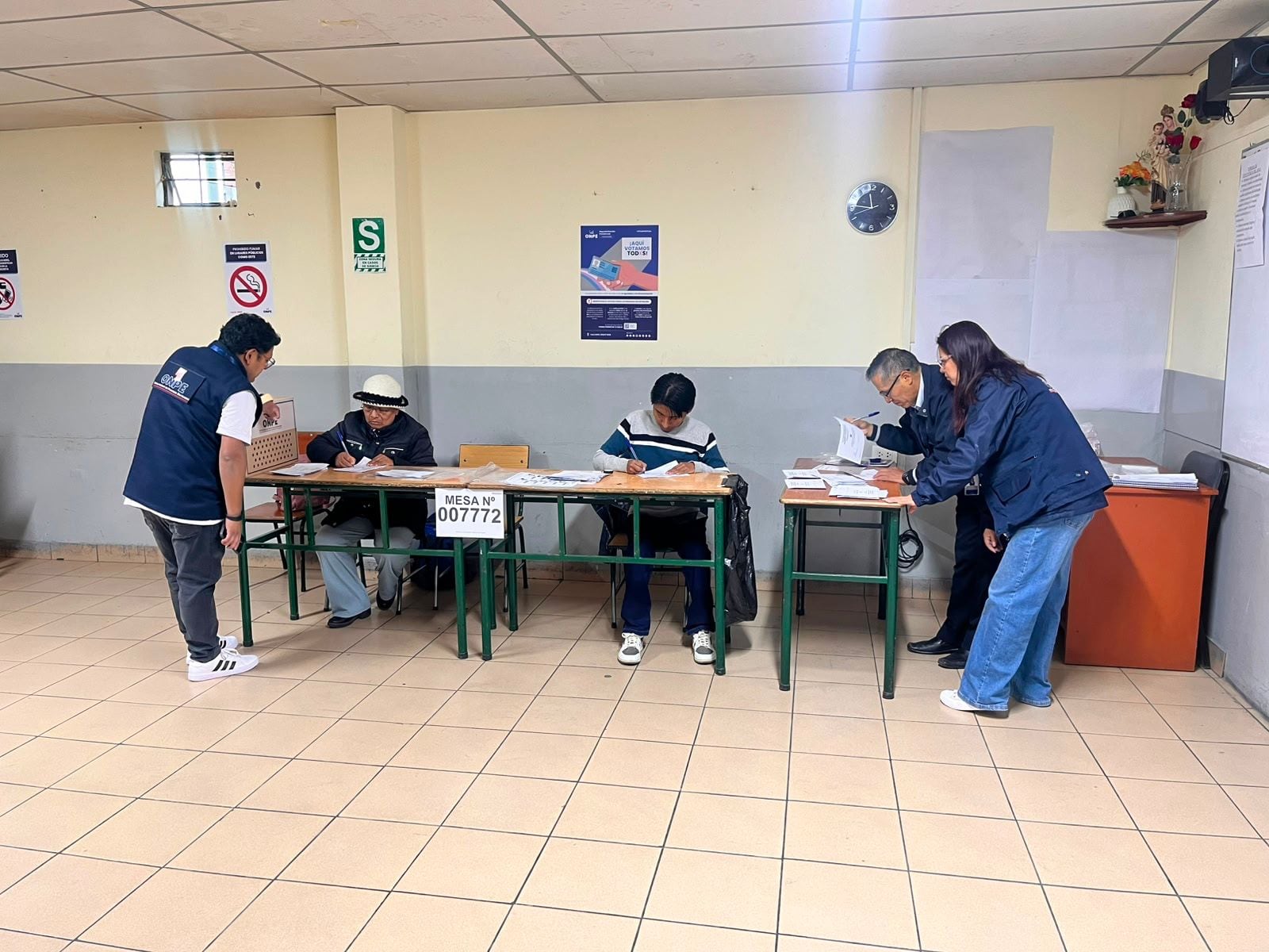 A diferencia de la primera vuelta, los locales de votación abrieron sus puertas a las 6:00 horas