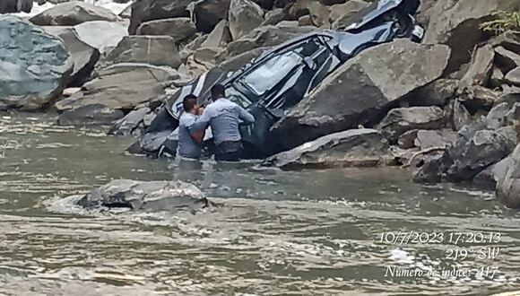 Vuelcan con unidad hacia el río y logran rescatarlos con vida