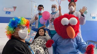 Día del Niño: “Elmo” llevó regalos a niños internados en el hospital Sabogal 