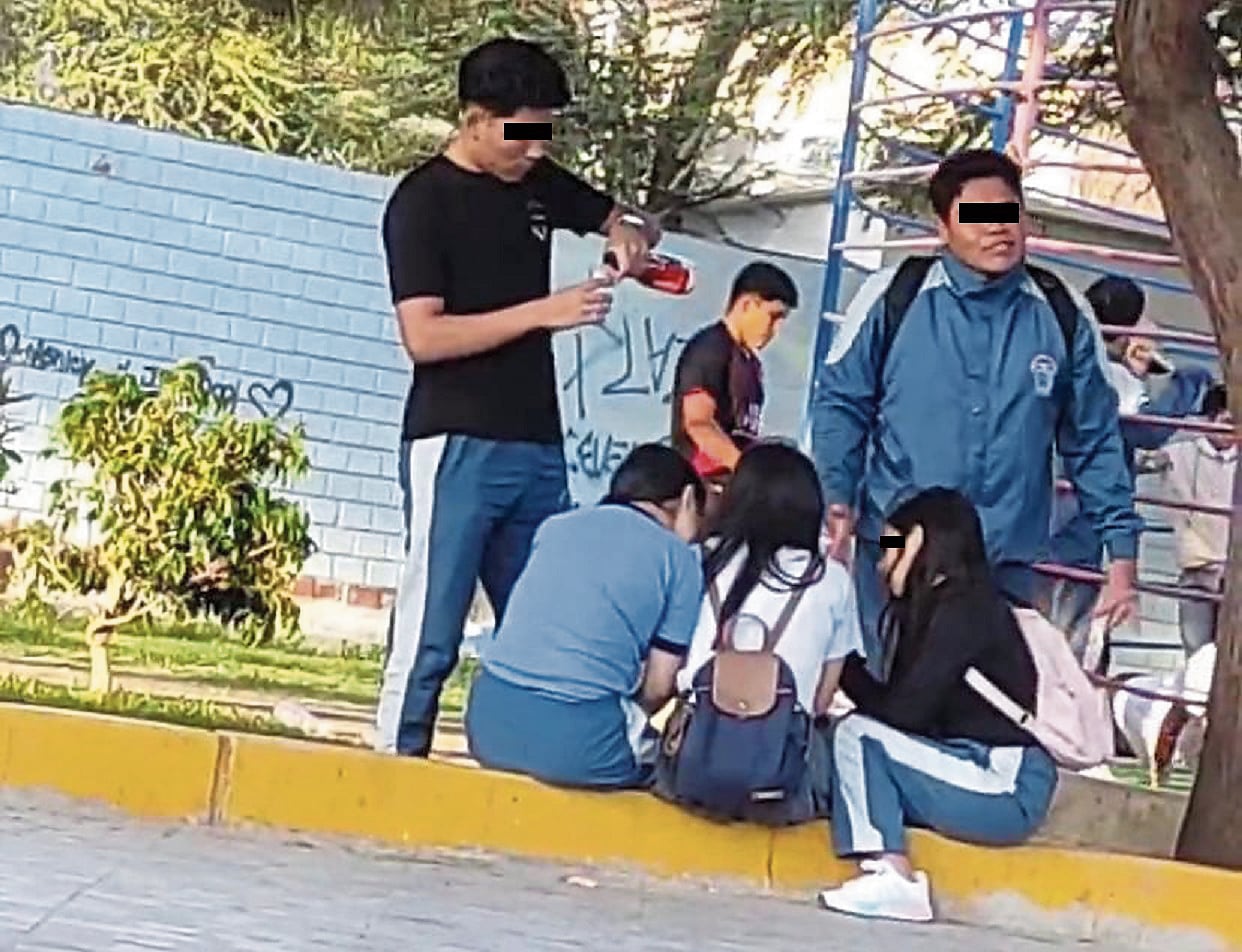 Captan a los estudiantes de la I.E José María Arguedas con botella en mano.