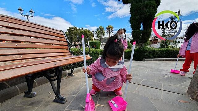 Pequeños de tres años limpian la plaza de armas de Huamachuco
