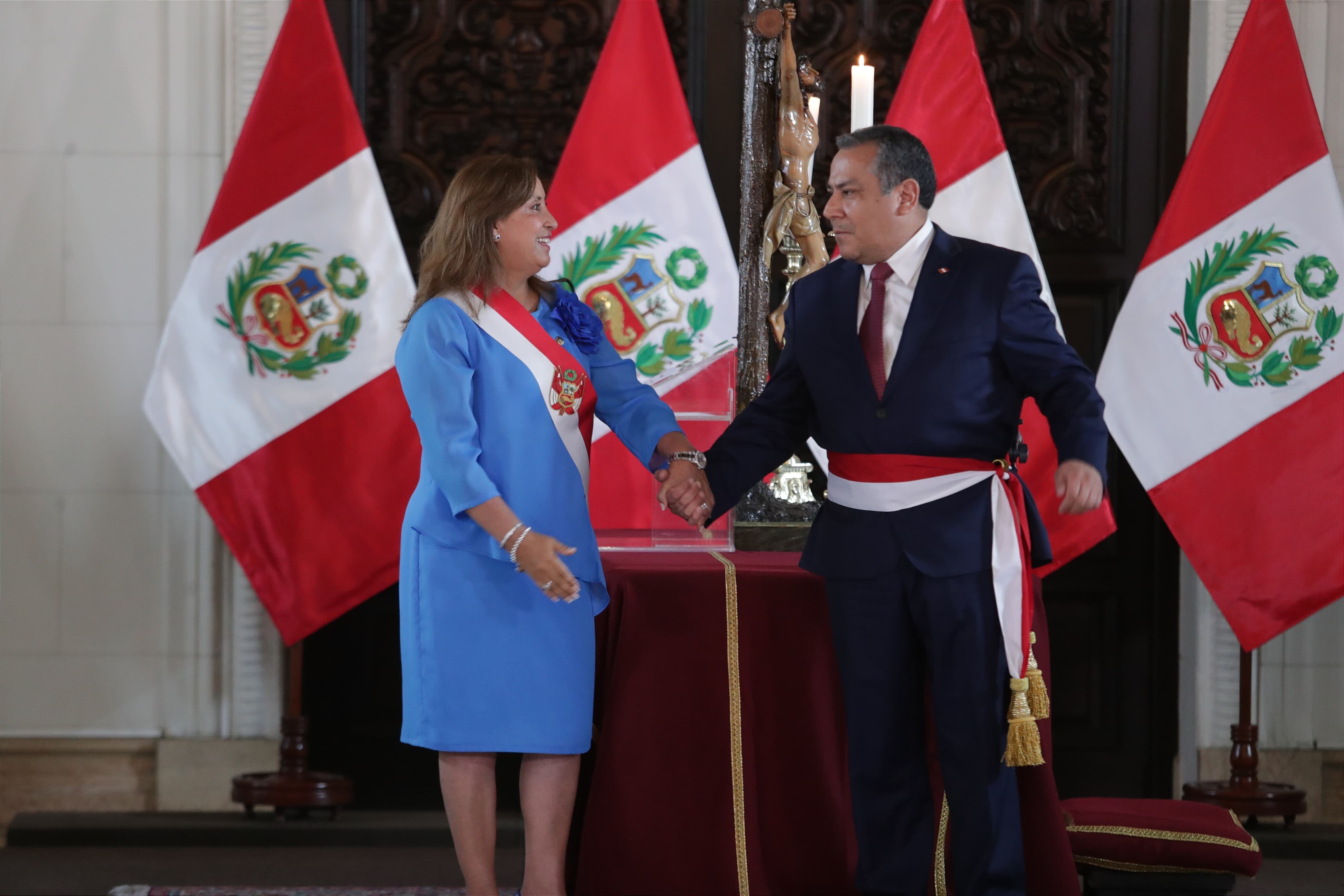 Gustavo Adrianzén junto a la presidenta Dina Boluarte luego de jurar como nuevo jefe del Gabinete Ministerial. (Foto: Alessandro Currarino / @photo.gec)