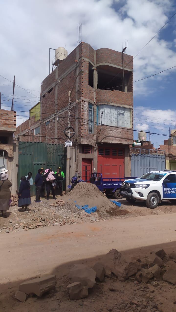 Lamentablemente, una mala maniobra provocó que el infortunado obrero cayera del segundo nivel de un edificio.
