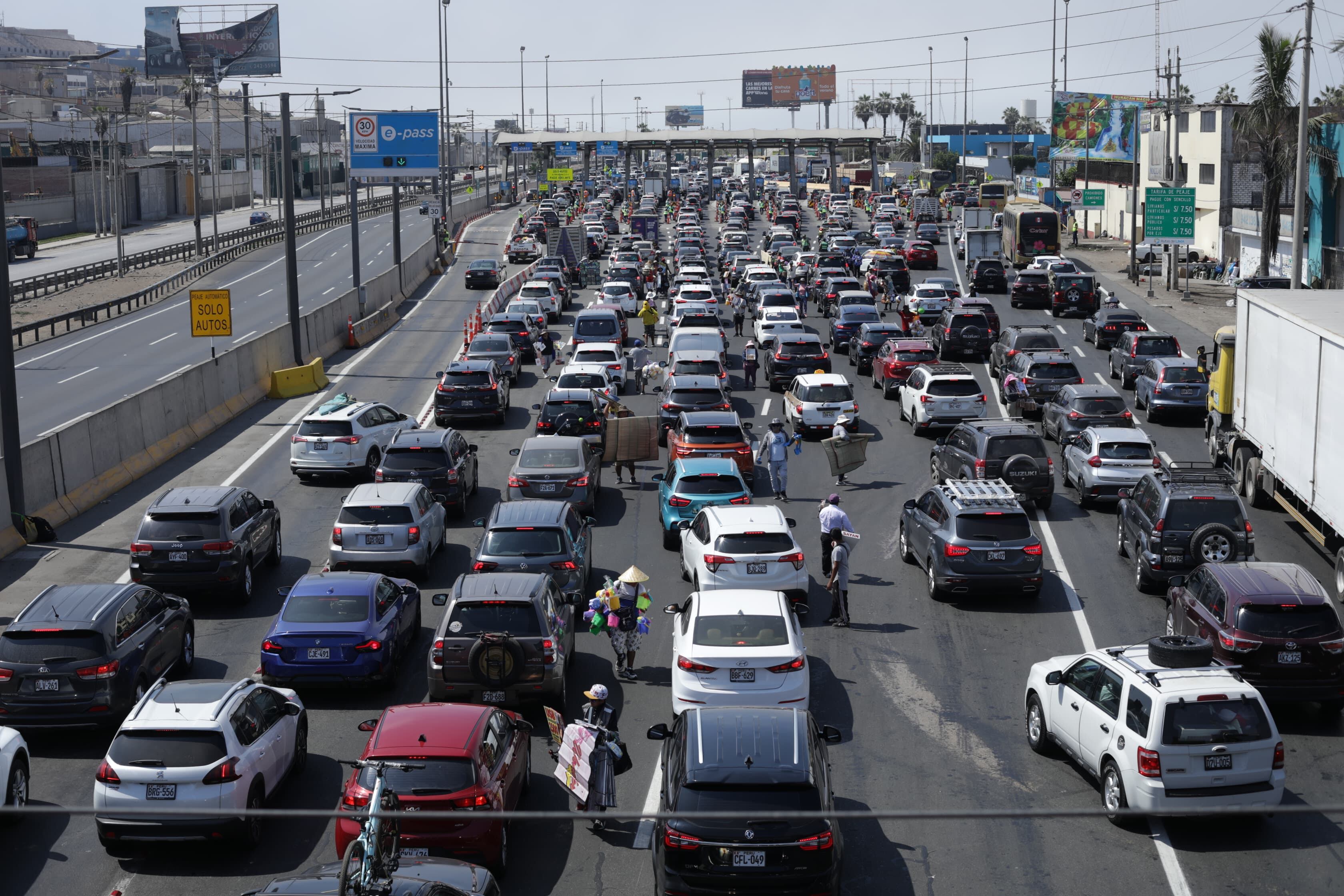 Familias salen de Lima para pasar el feriado largo de Semana Santa en el sur del país. Fotos Britanie Arroyo / @photo.gec