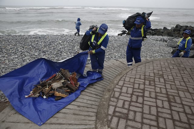 Miraflores retira cinco toneladas de basura tras oleajes anómalos en sus playas (Fotos: César Campos/GEC)