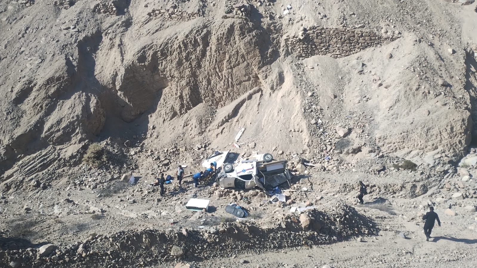 Ambulancia rural quedó destrozada tras caída a precipicio. (Foto: Difusión)