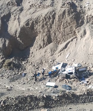 Ambulancia rural quedó destrozada tras caída a precipicio. (Foto: Difusión)