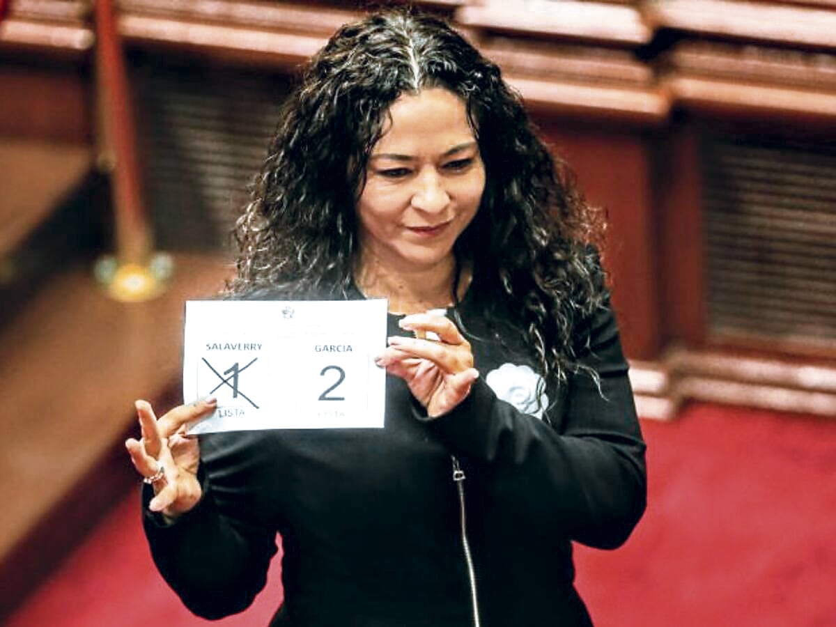 El 26 de julio de 2018, a las 11:43 a. m., Chacón mostró su voto a favor de Daniel Salaverry.