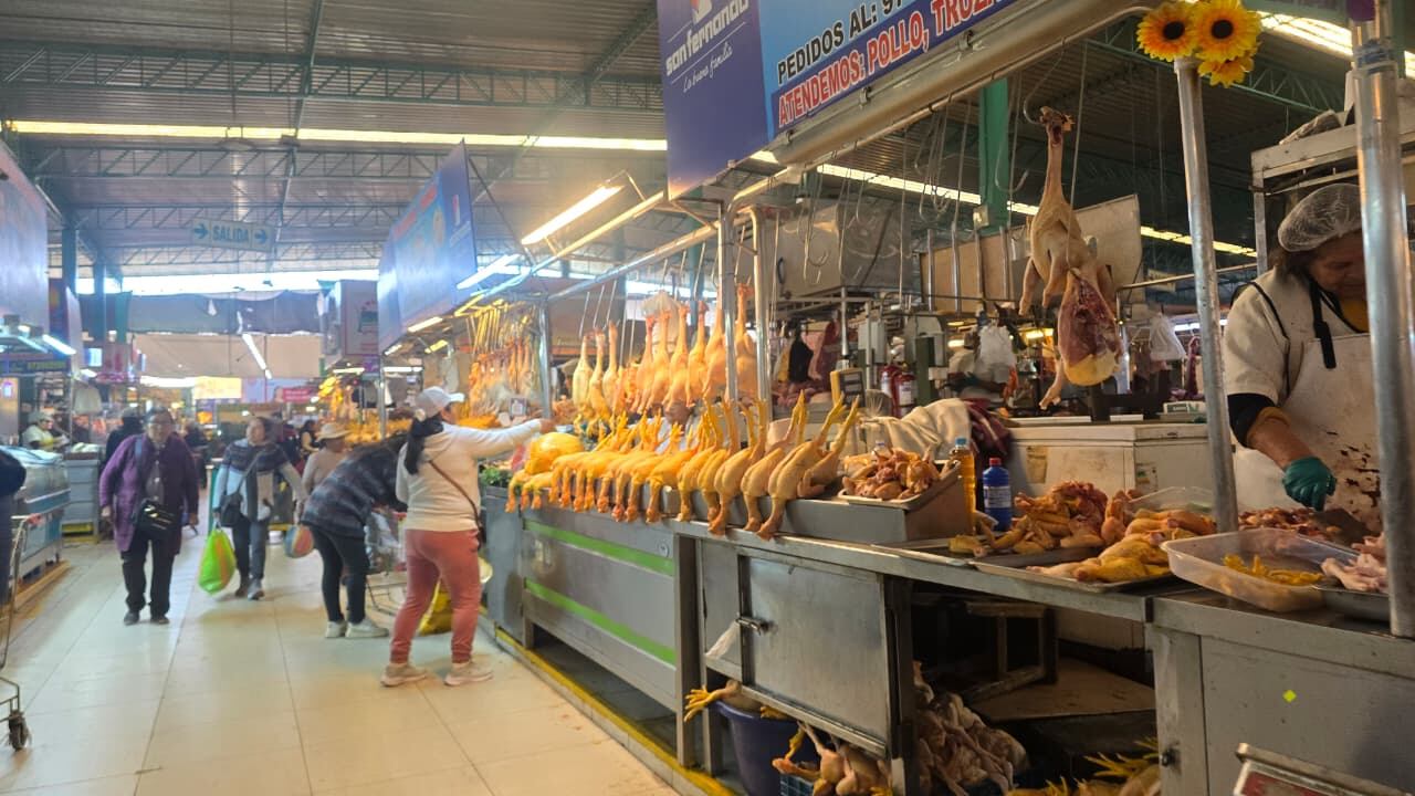 Precios de carnes y verduras en el mercado Nueva Esperanza de Arequipa. Foto: GEC.