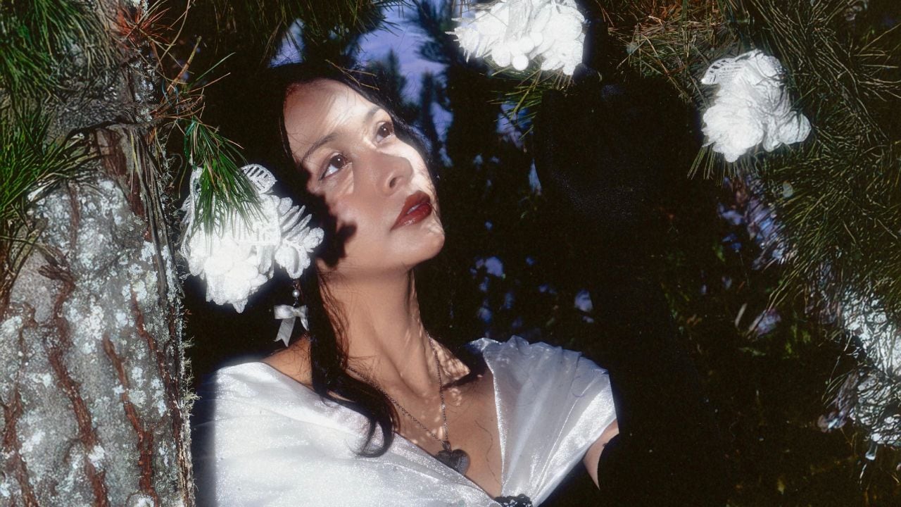 La joven cantautora Bianca Casanova acaba de estrenar “Navidad”, la primera canción de su ansiado EP, y que y se encuentra disponible en todas las plataformas desde el domingo.