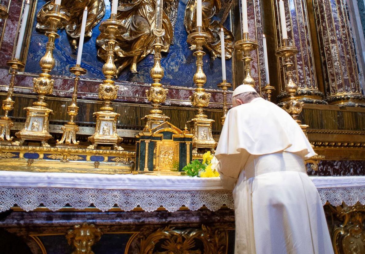 La muerte de un papa activa un protocolo preciso establecido en la Constitución Apostólica Universi Dominici Gregis. Te explicamos las cinco fases del ritual que regula la sede vacante y la elección del nuevo pontífice. (Foto: AFP)