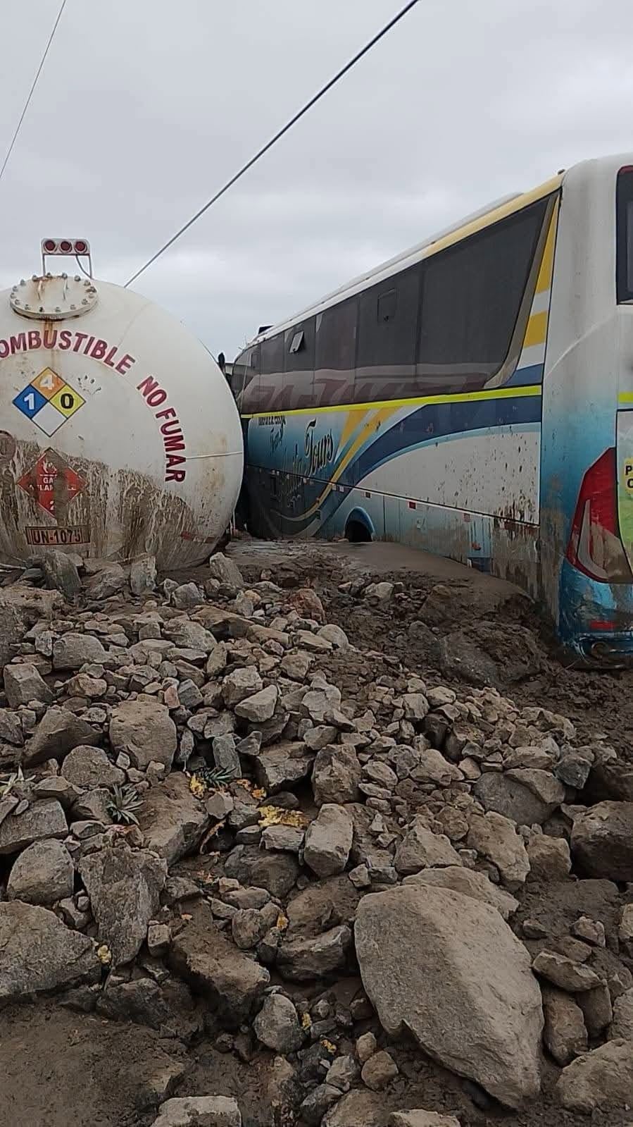 Buses y camiones enterrados los huaicos en la Panamericana Sur, en el tramo Atico-Ocoña. Foto: Municipalidad Provincial de Caravelí.