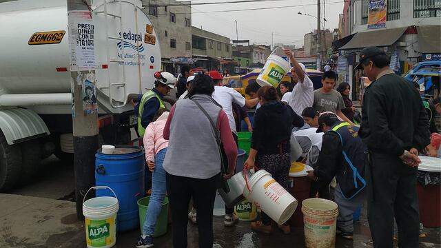 Vecinos de San Martín de Porres realizan largas colas para juntar agua (VIDEO)