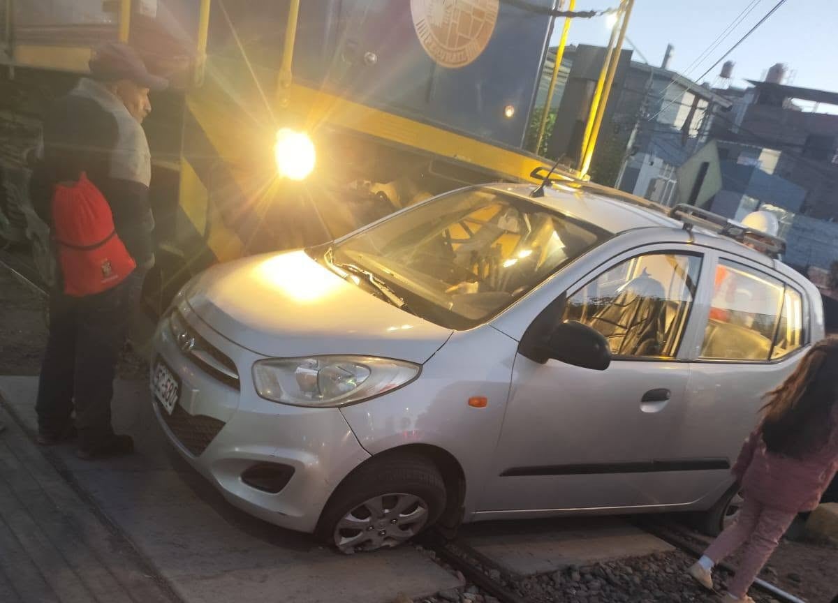 Arequipa: dos conductores intentan ganarle el paso al tren y son impactados