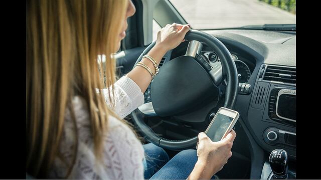EE.UU. busca tecnología que bloquee funciones de celular en automóviles