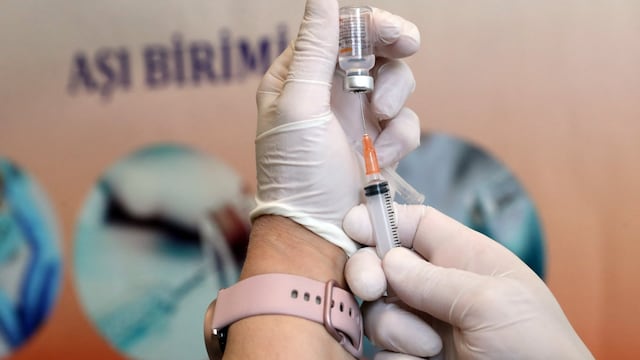 México autoriza uso de vacunas chinas CanSino y CoronaVac contra el COVID-19