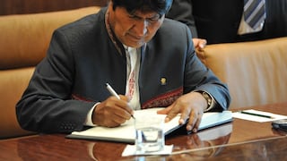 Aseguran que Evo Morales gana por hora menos que un albañil