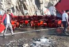 Arequipa: Decenas de cajas de cerveza cayeron a la carretera en choque de tráiler y miniván