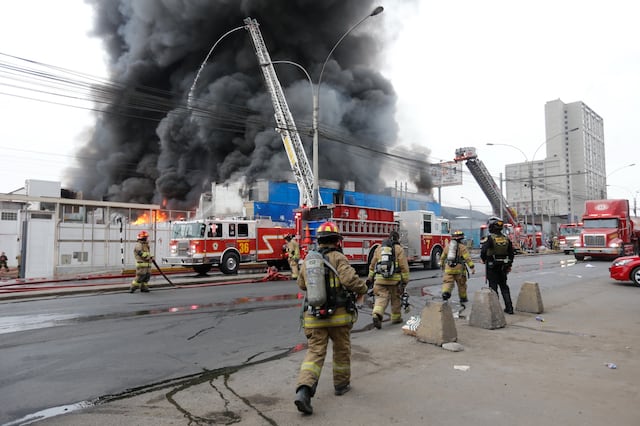 Cercado de Lima: Voraz incendio en almacen de plásticos fue controlado por los bomberos