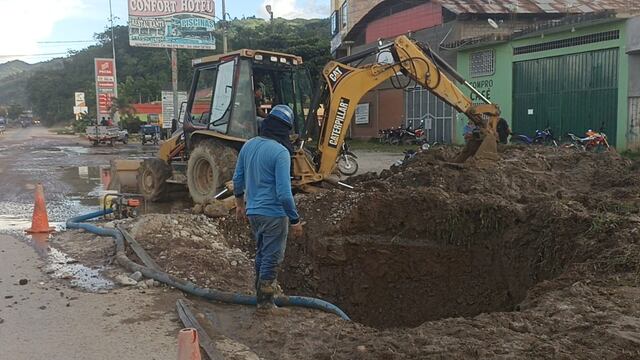 Pichanaqui: por colocar anuncio publicitario, rompen tubería de agua afectando a toda una calle (VIDEO)