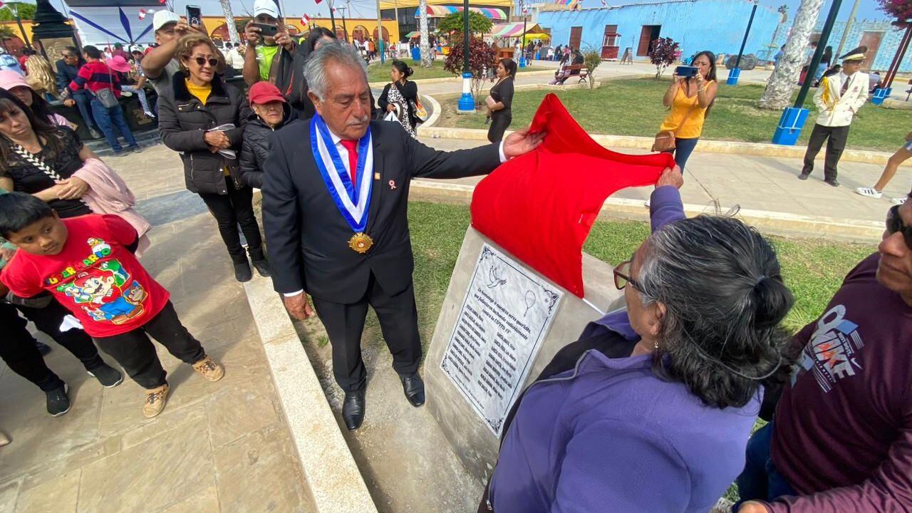 Brindan homenaje a los vecinos del distrito, durante las celebraciones del aniversario de la Villa de Santiago de Cao.