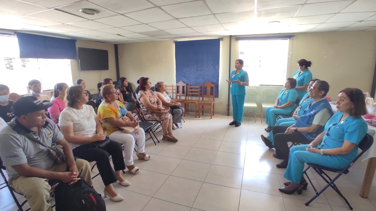 Treinta familiares fueron capacitados en técnicas de enfermería, nutrición y salud mental para mejorar la calidad de vida de los asegurados.