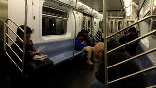 Policía de Nueva York despertará a quien se duerma en el metro