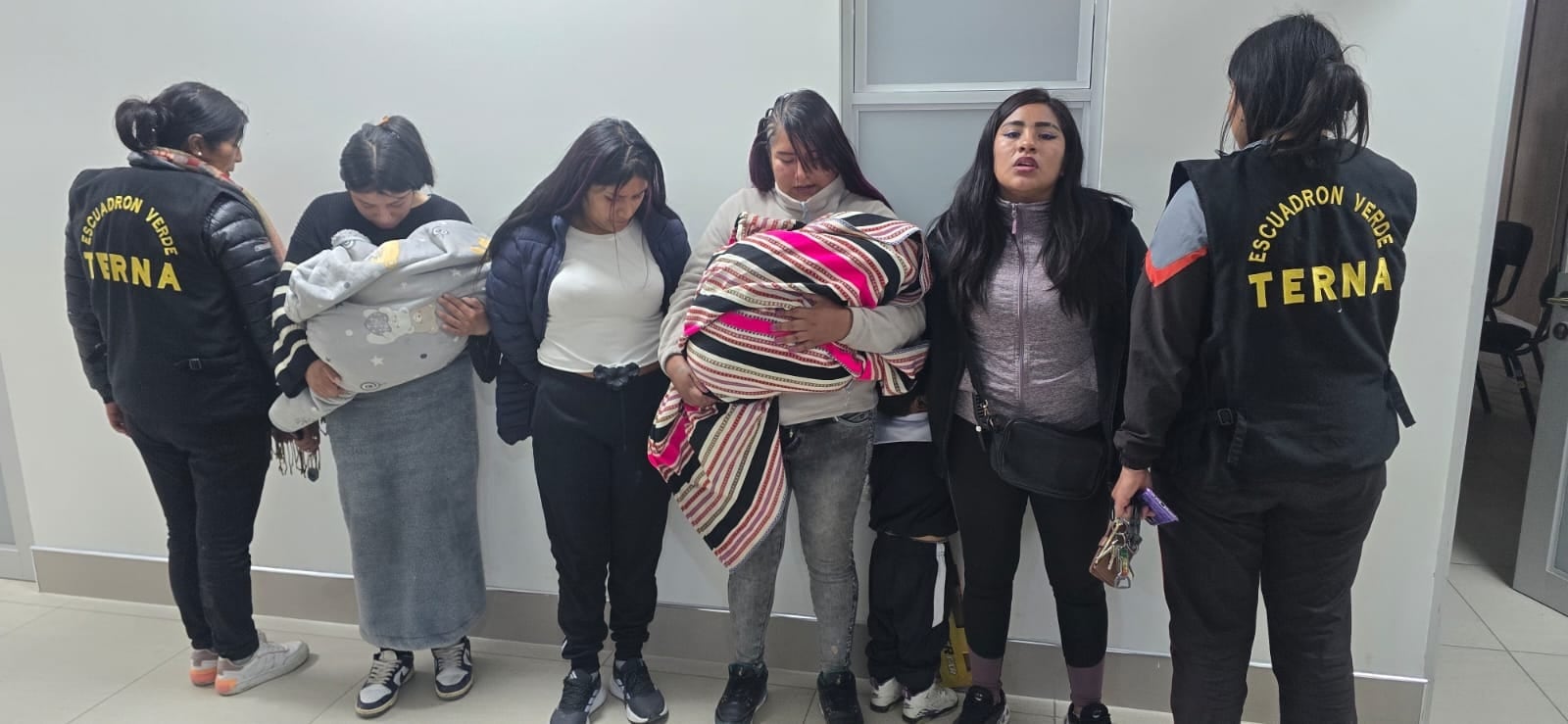 Mujeres suelen ingresar a los negocios hasta con sus hijos