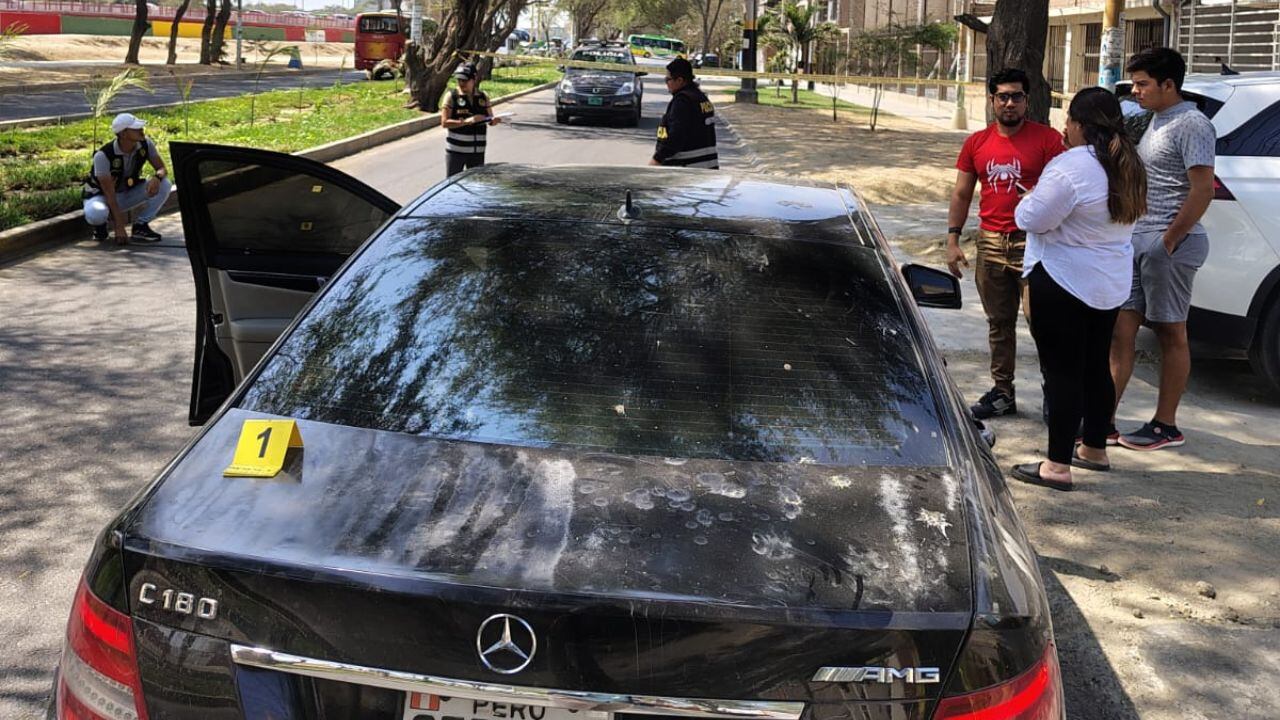 Los delincuentes apuntaron a la conductora del vehículo y la despojaron del dinero.