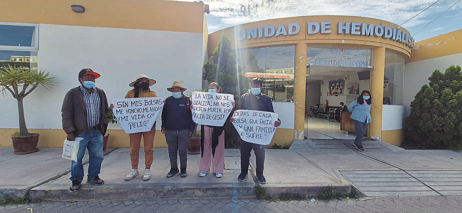 Pacientes protestaron ante la falta de atención del personal médico en el hospital Honorio Delgado. Foto: GEC.