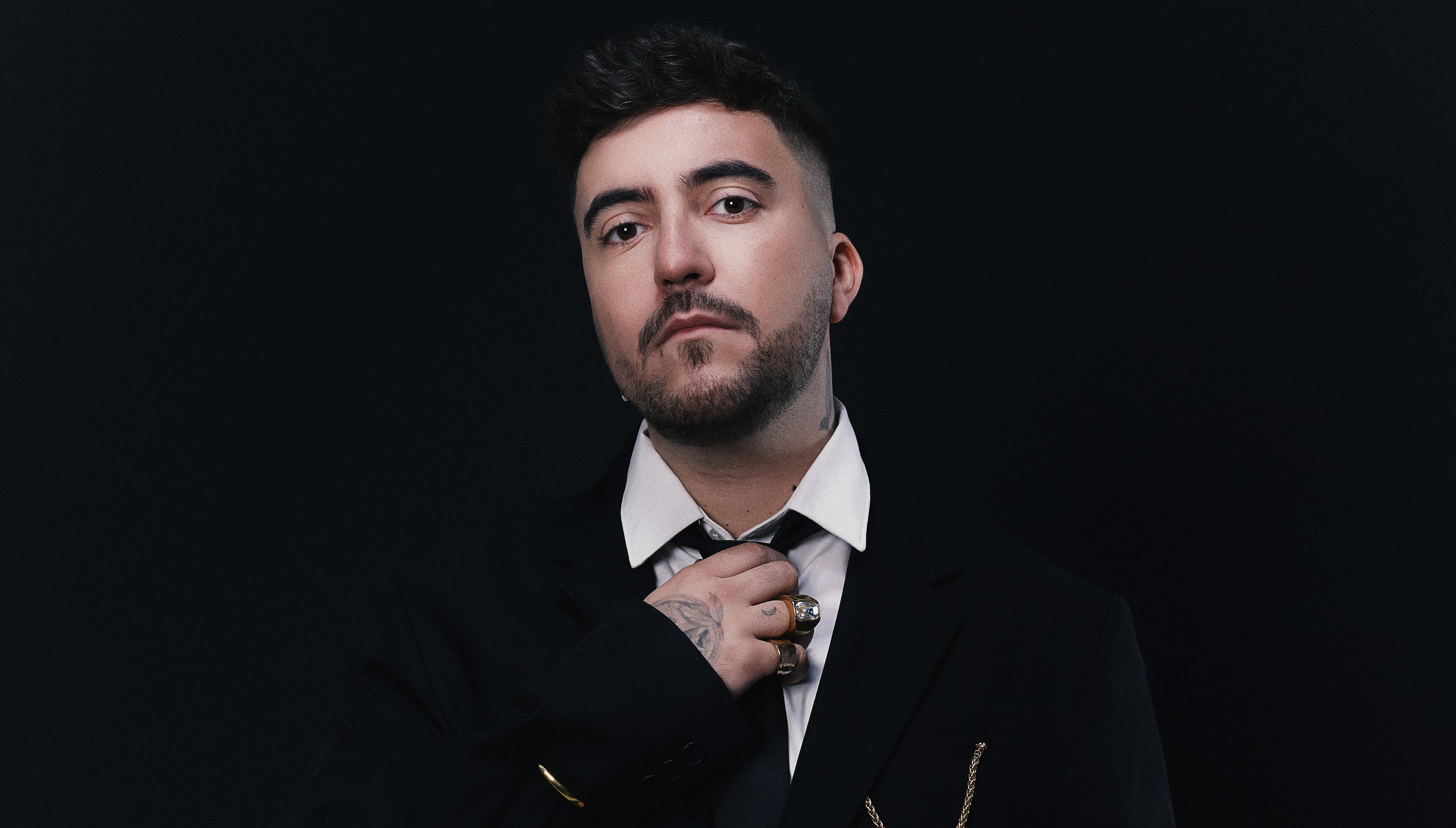 El artista nacido en Sevilla, es conocido por sus hits “Lo siento”, “Vuelve”, “Cóseme “ y “Ojalá “ entre otros éxitos.