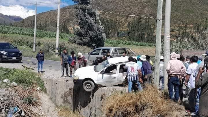 Menores que viajaban en un auto de movilidad escolar figuran entre los accidentados.