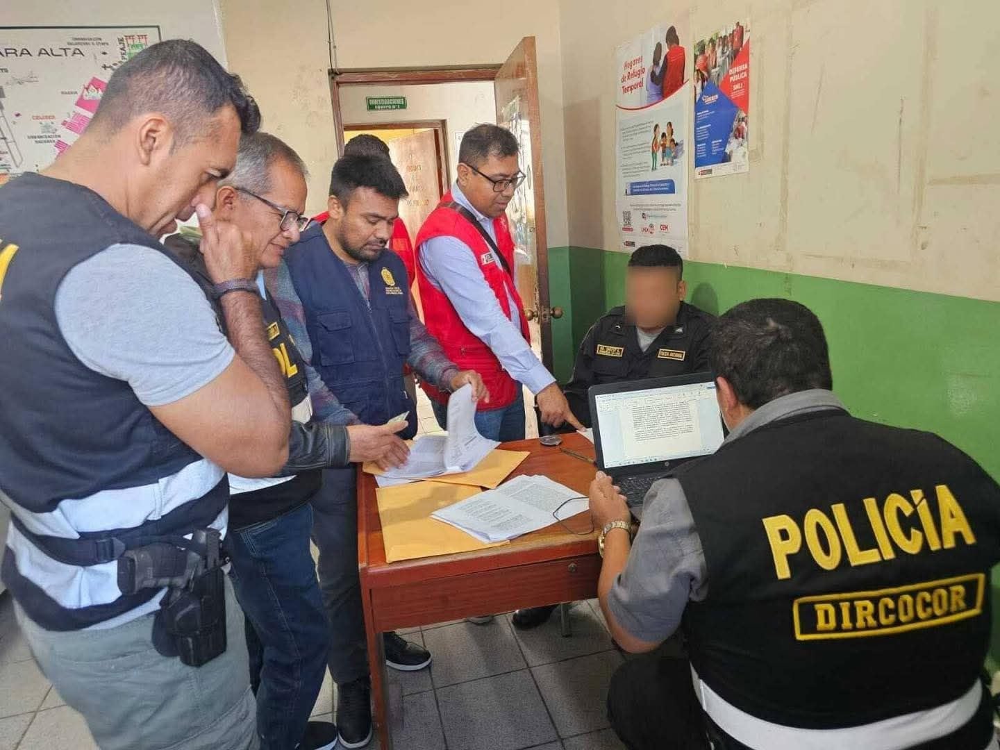 El juez dispuso que sean investigados en prisión, debido a que solicitaron y recibieron S/1,400 para liberar a un joven acusado falsamente de portar un celular robado