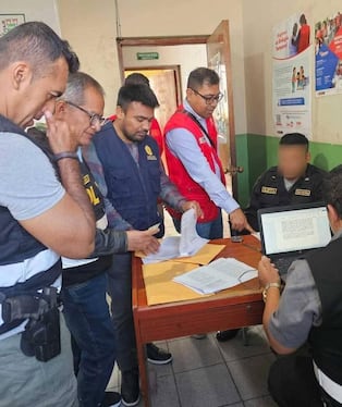 El juez dispuso que sean investigados en prisión, debido a que solicitaron y recibieron S/1,400 para liberar a un joven acusado falsamente de portar un celular robado