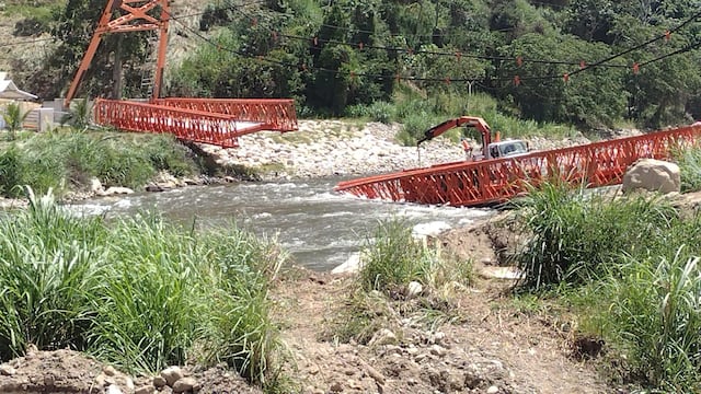 Tarma: Puente de dos millones de soles cae al río el día de su instalación y deja un herido (VIDEO)